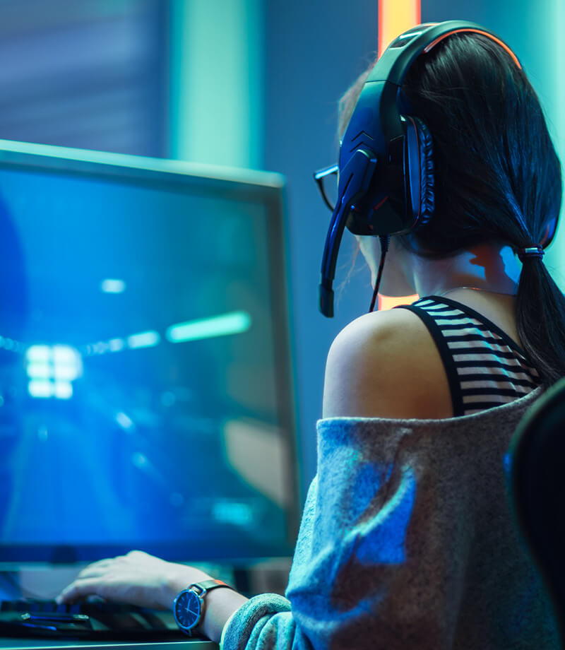 Find out about internet speeds for gaming - girl in headphones competes online