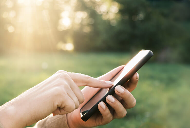 Hands turn off mobile data when outdoors and away from wifi