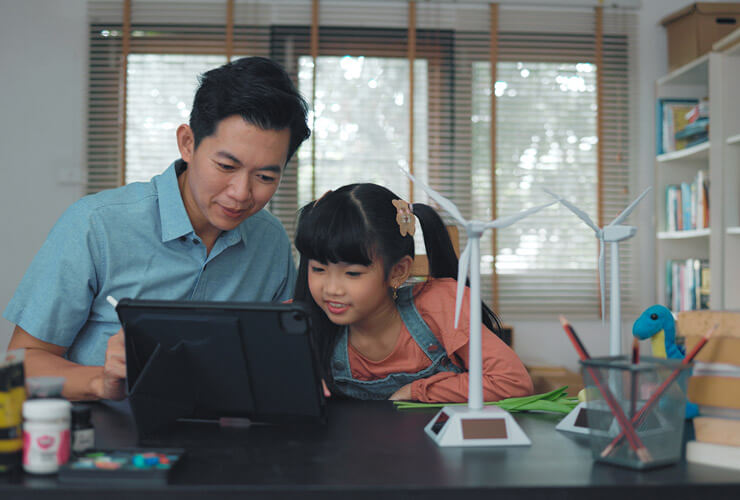 /wp-content/uploads/2024/05/Dad-and-daughter-explore-online-740x500-card-1446810225.jpg