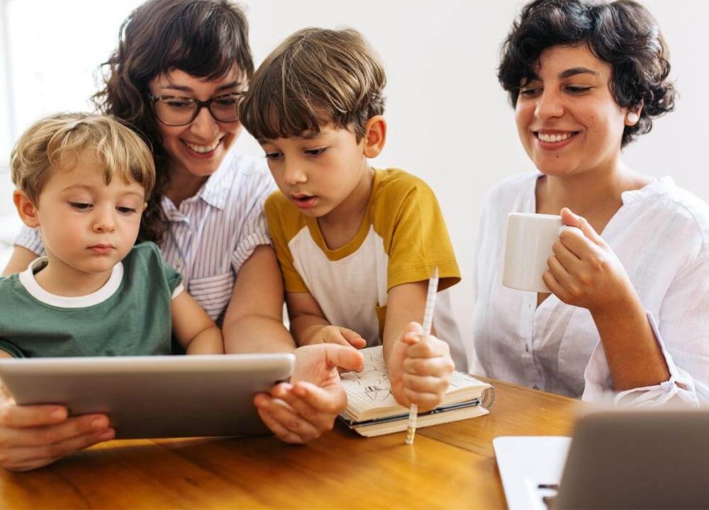 Parents teaching their children about Jewish American history and legacy